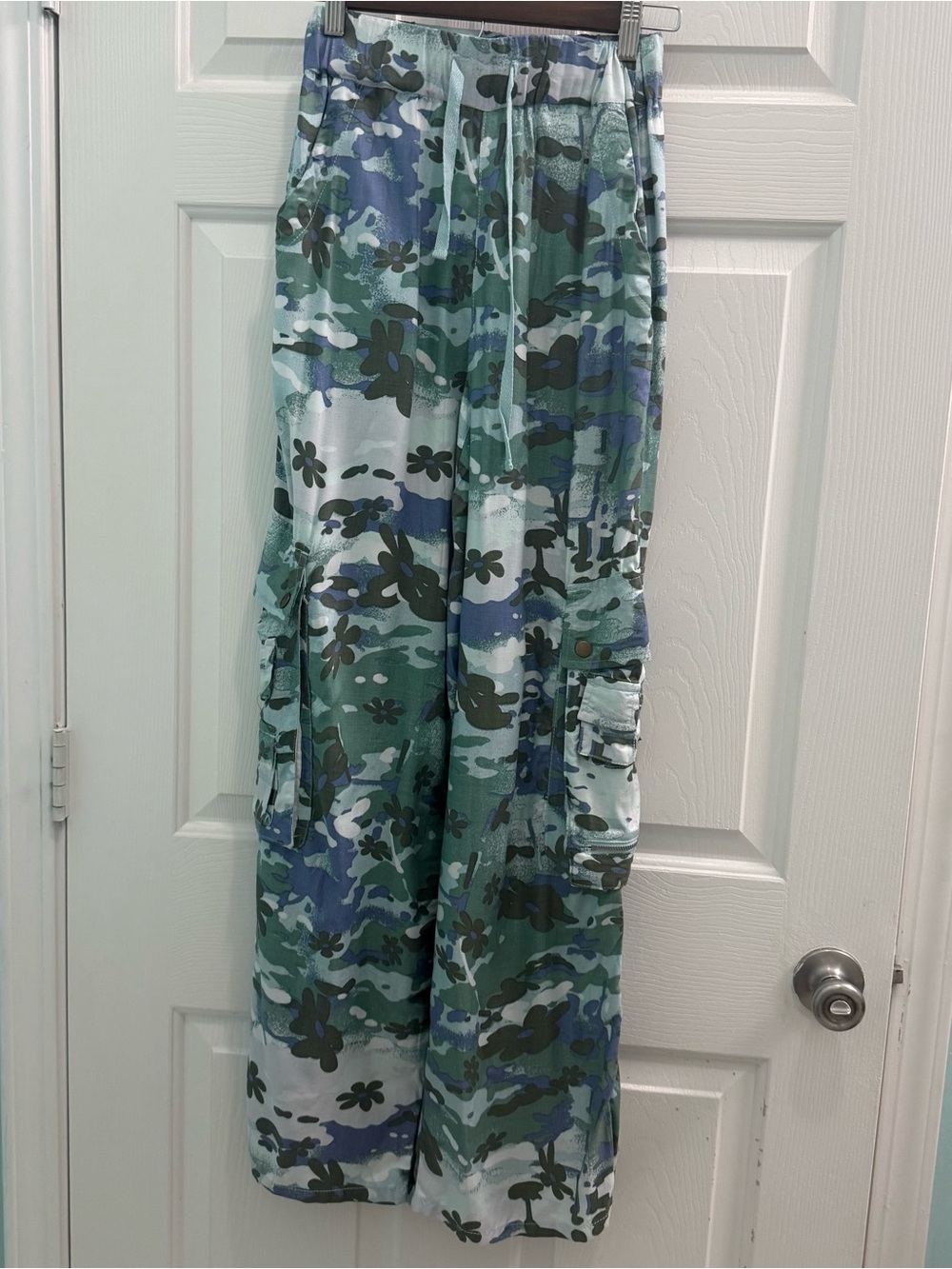Urban Outfitters Women's Size XS-TP Blue Green Floral Camo High Rise Cargo Pants